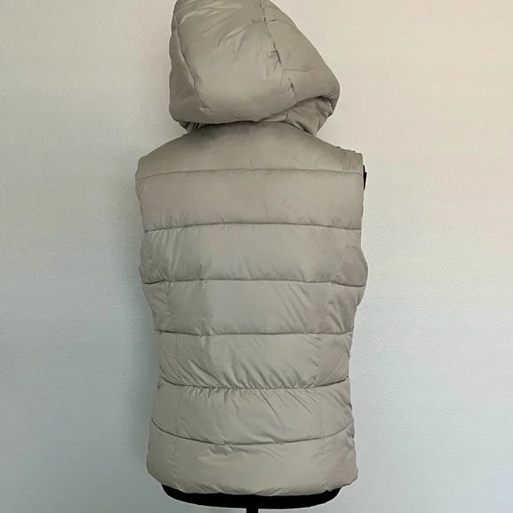 Abercrombie & Fitch Women’s Gray Hooded Puffer Vest - Picture 4 of 7